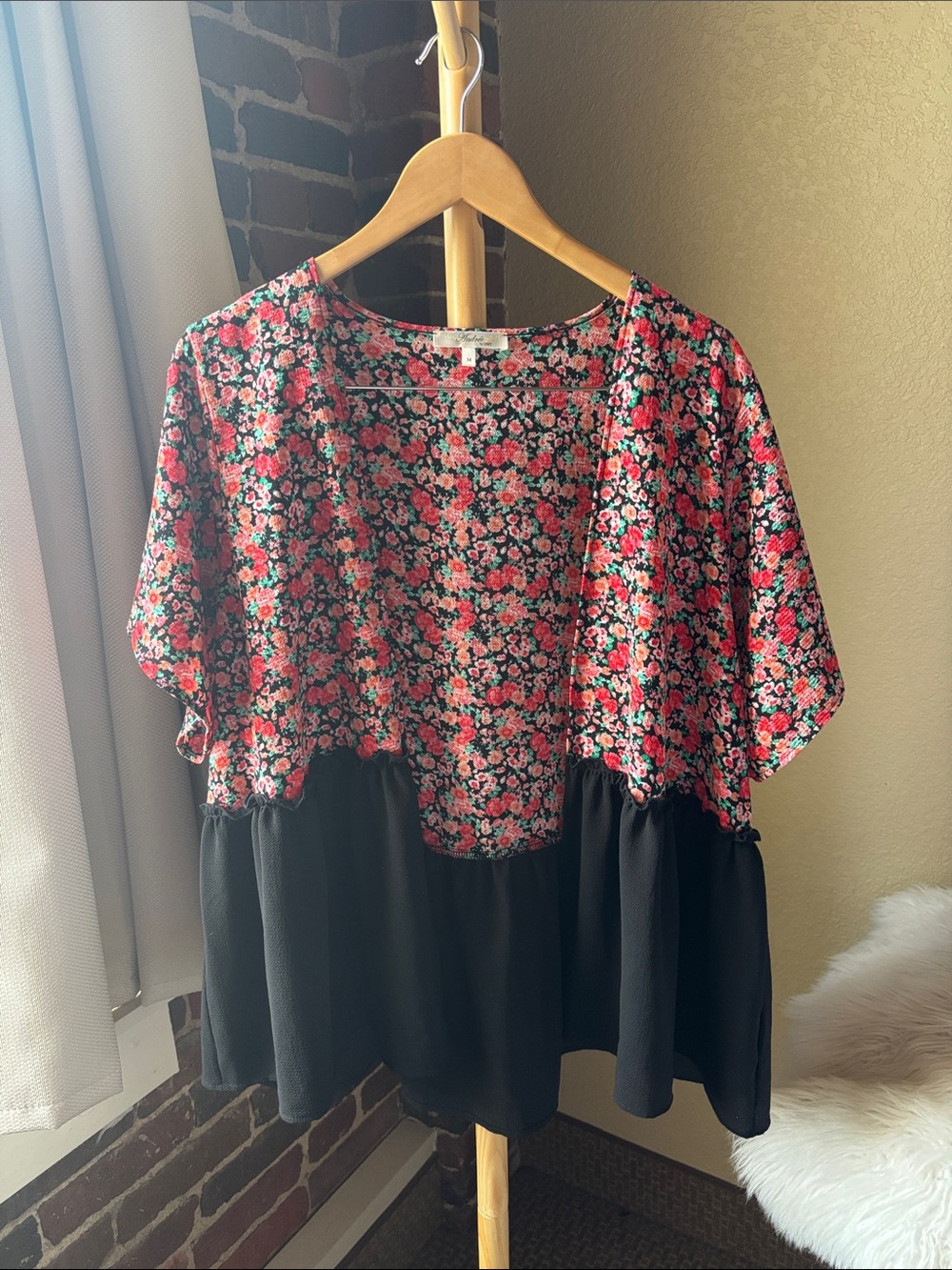ANDREE BY UNIT Black Top with Pink and Red Floral Cardigan Top Size M